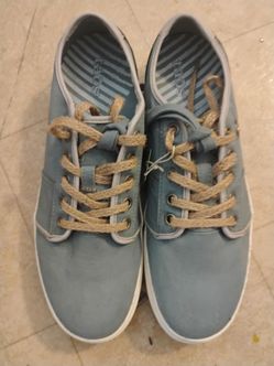 Women's tennis shoes