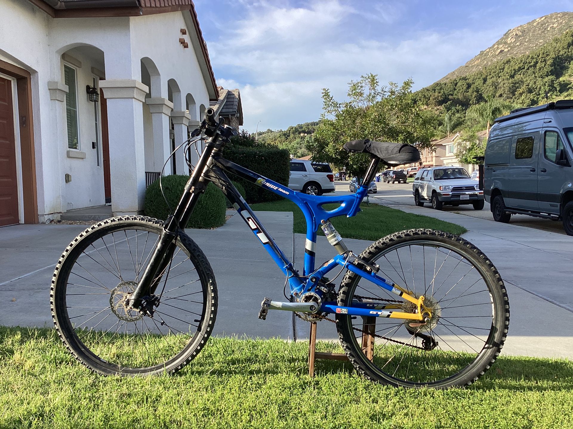 GT Full Suspension Mountain Bike I-Drive Team 26”