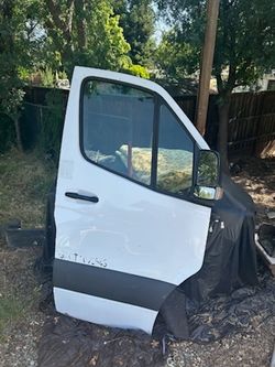 19 20 21 22 MBENZ SPRINTER 3500 Right Front Door