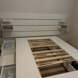 NEGOCIABLE 🛏️ CAMA QUEEN MODERNA BLANCA – EXCELENTE ESTADO 🛏️