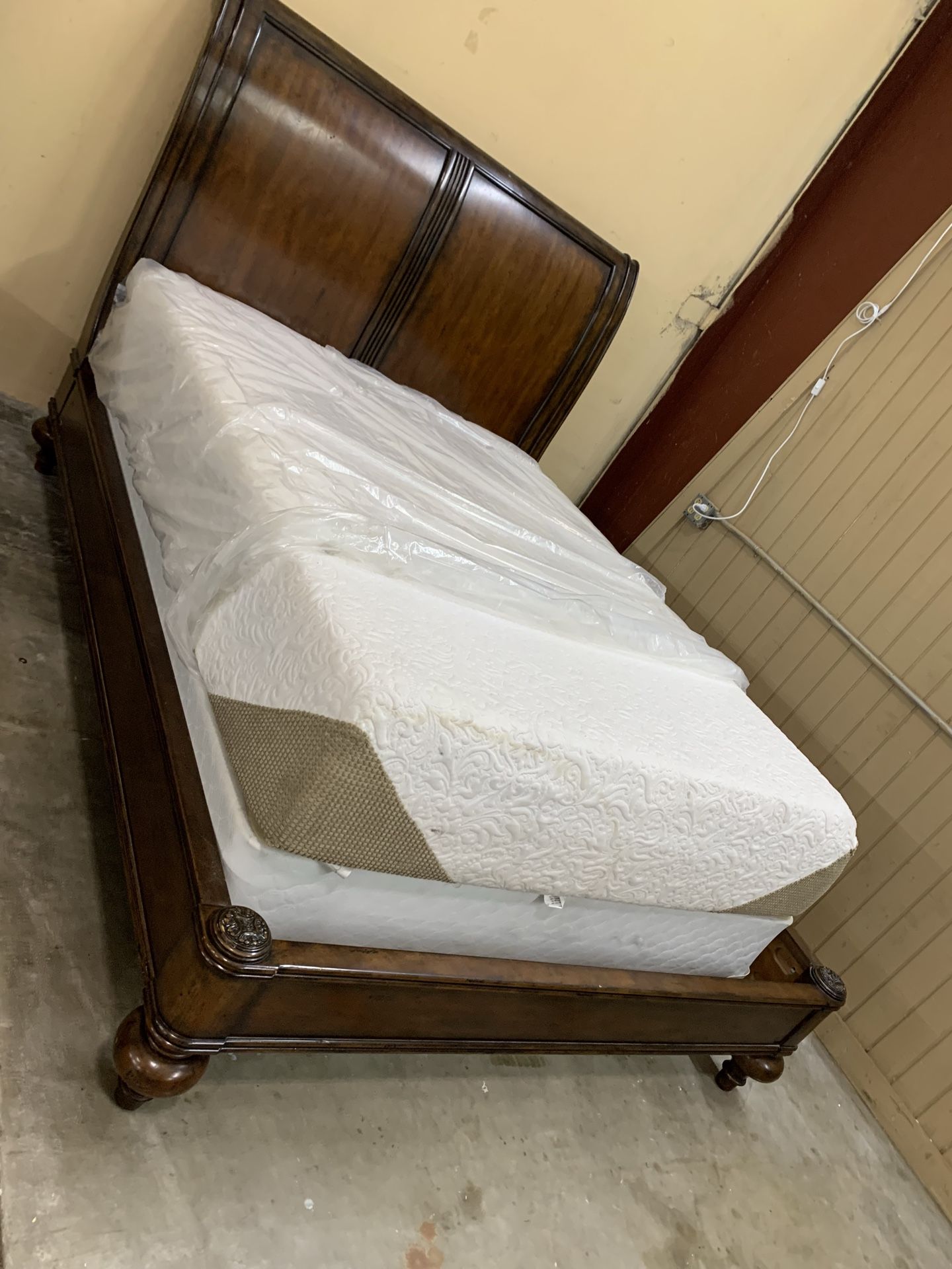 Queen bed with mattress 🦖