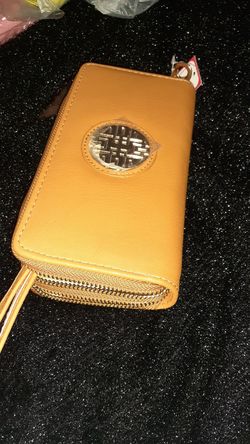 Cartera muy elegante con barios de partamentos .