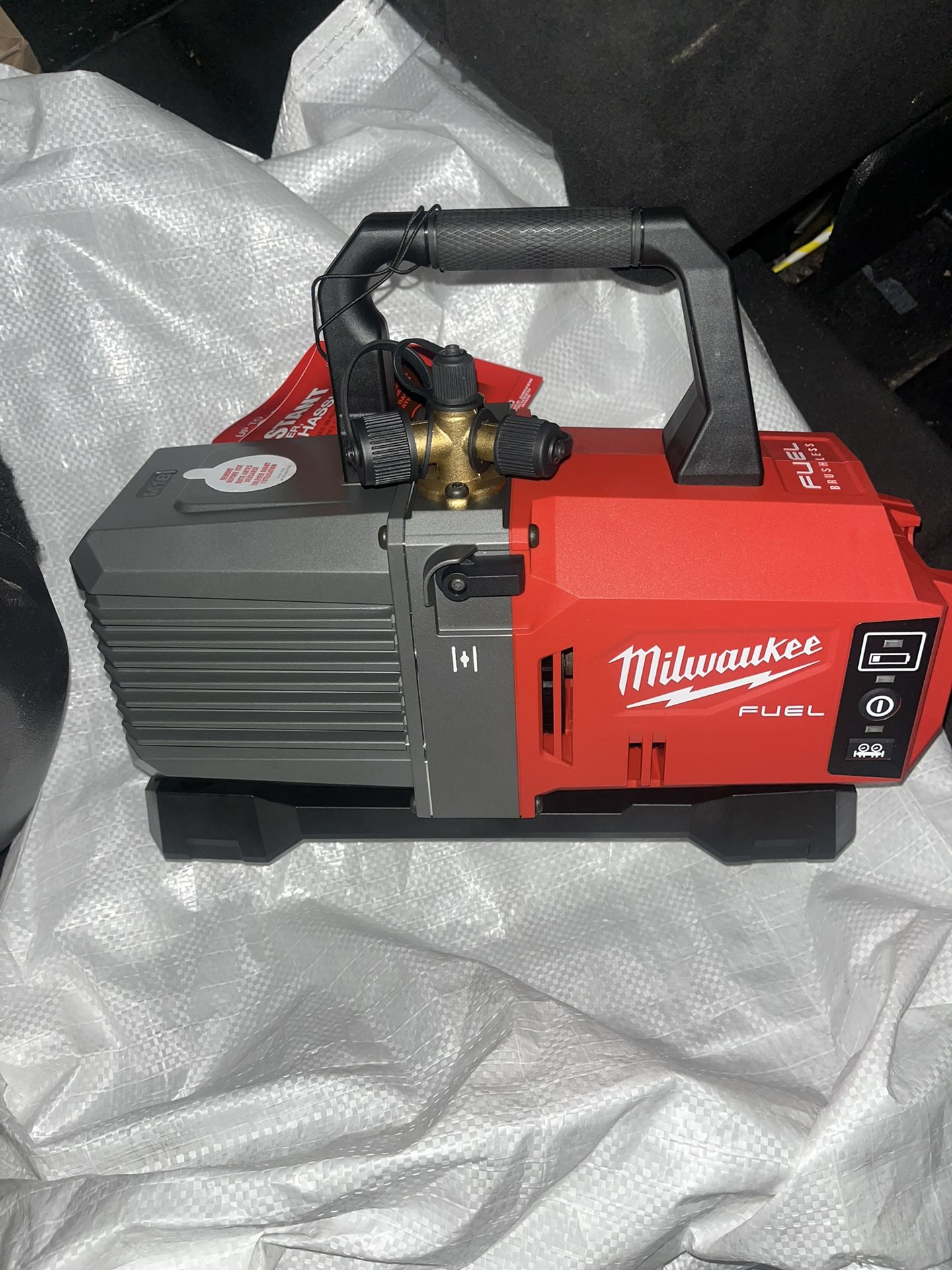 Milwaukee M18 18V Lithium-Ion Cordless 5 CFM Vacuum Pump Kit