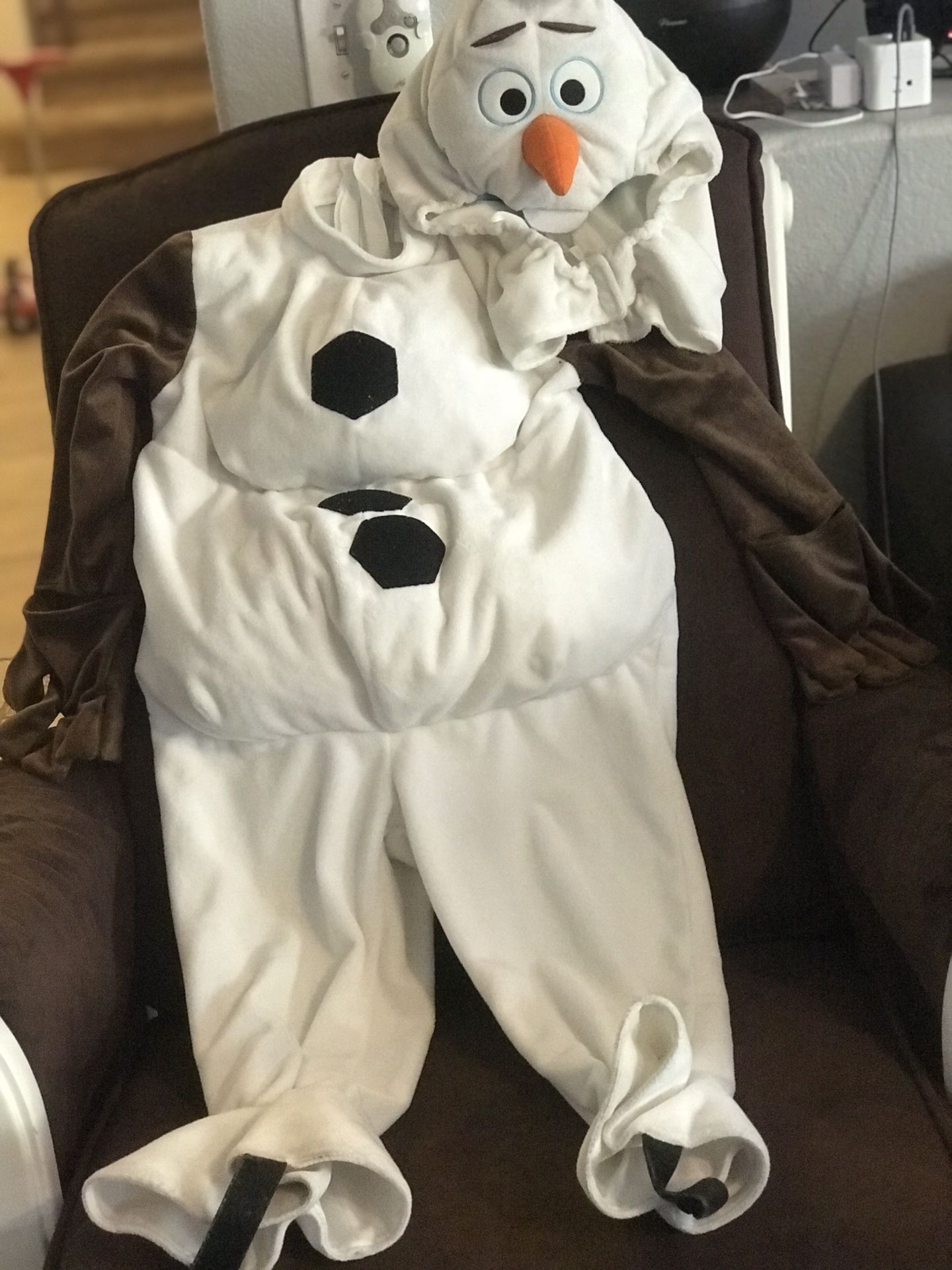 Disney store sz 4 Olaf costume. So adorable on. High quality costume. Xposted fast pick up.