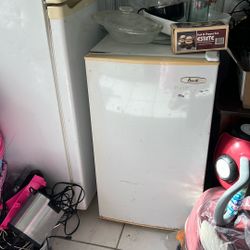 Nevera Mediana Y Otra Pequeña Funcionan Bien 