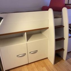 Like New Bedroom Set With Built In Drawers And Desk 