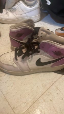 Jordan 1 Mid (barely grape)