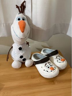 Disney olaf crocs with stuffy