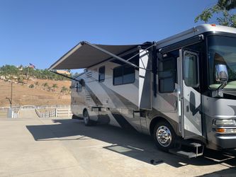 2005 National RV Tropical
