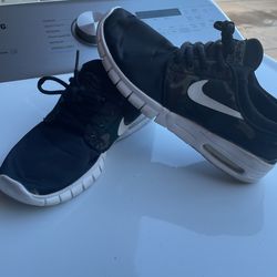 Little kids shoe size 5 1/2 Nike