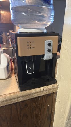 Hot cold water despencer