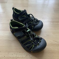 Boys Keen Sandals Size 4