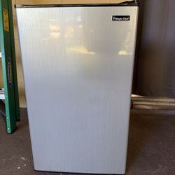 Magic Chef Mini Refrigerator 