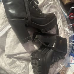 Size 6 1/2 also fits like a seven