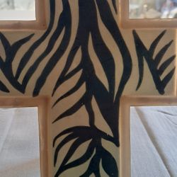 Home Interior. Cruz atigrada .en Buenas Condiciones 