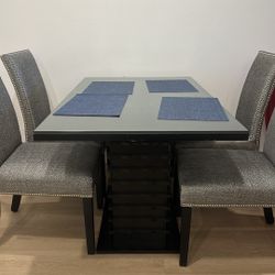 Table and chairs in new condition for sale $400