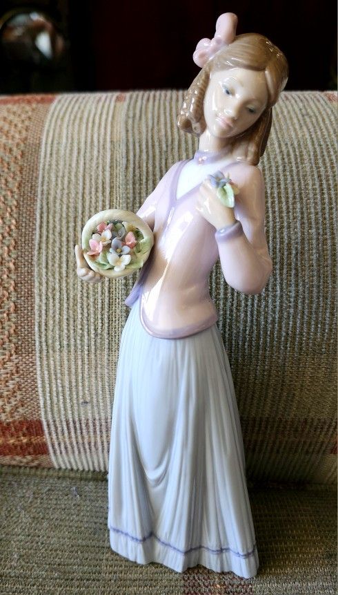 LLADRO #7644 INNOCENCE IN BLOOM 1996 COLLECTOR SOCIETY GIRL W/FLOWER BASKET