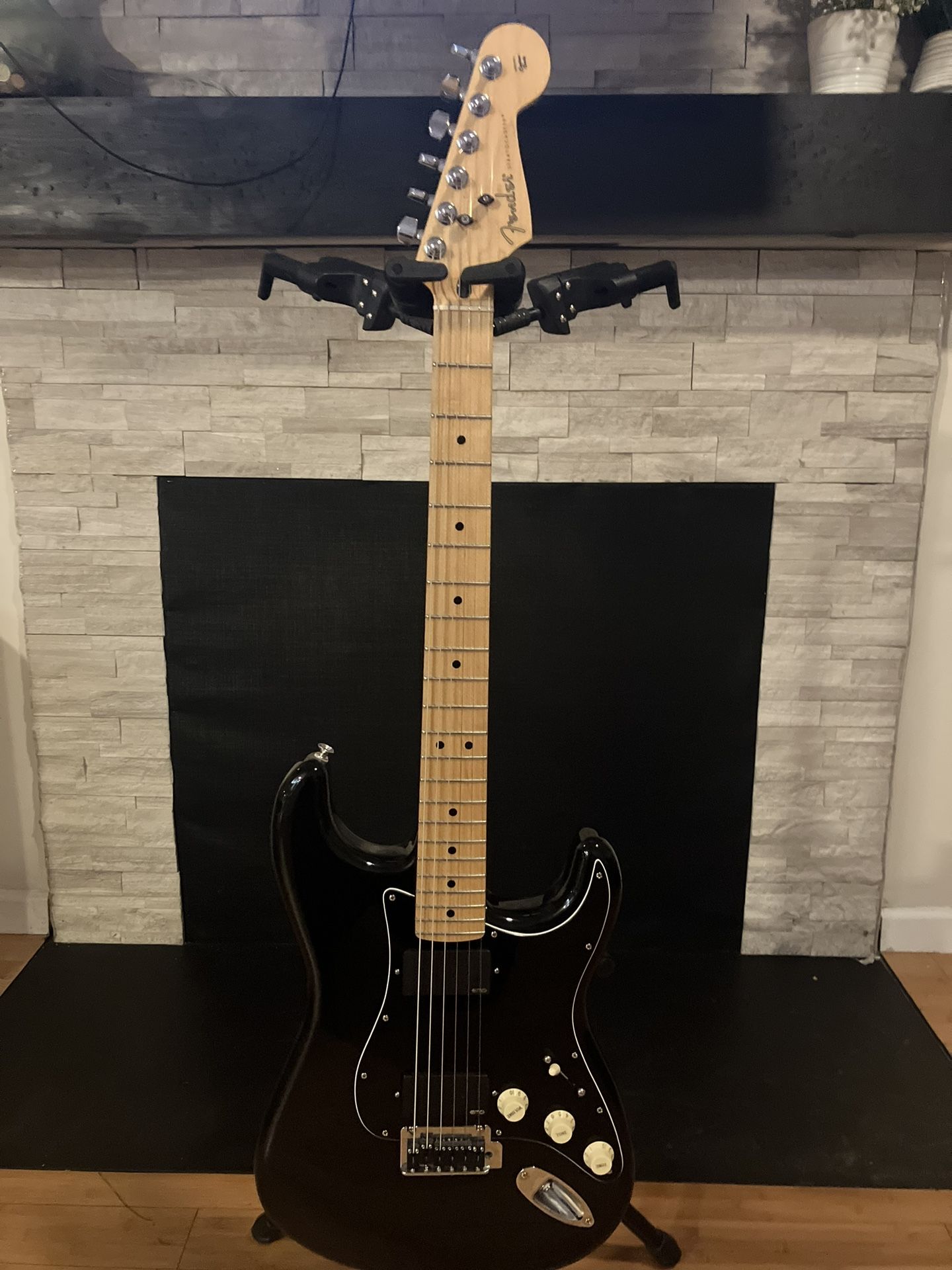 Fender Guitar (black Stratocaster ) 75 A