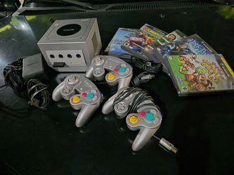 Nintendo GameCube bundle with 3 controles and 5 games