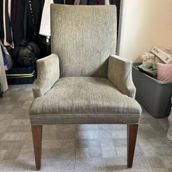2 Chairs / Dos Sillas