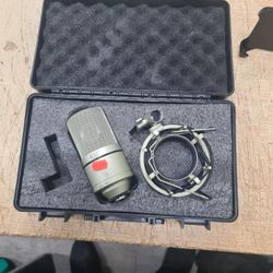 MXL 990 Condenser Microphone for Podcasting, Singing, Home Studio Recording, Gaming & Streaming | Detailed Sound | XLR | Large Diaphragm (Champagne)