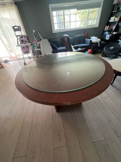 Round dinner table