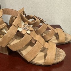 Michael Kors Girls size 1 Tan Color Dress Shoes Kids beige