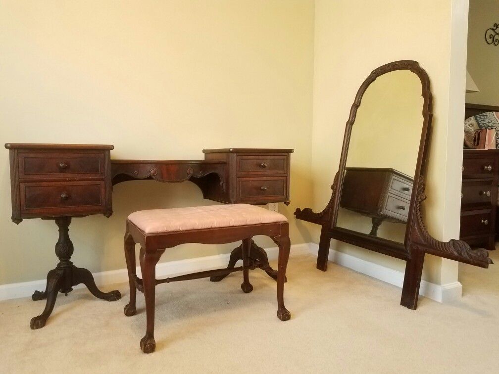 Berkey & gay dressing table vanity stool and mirror for Sale in