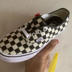 6 Men 7.5 Women Vans