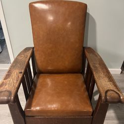 1917 Antique Mission  Oak Chair With slide out foot rest. Bronze plaque reads "Royal Easy Chair Co. Royal Easy Chair - The Push Button Kind