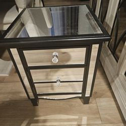 Size 18x18x22 Elegant Mirrored Nightstand