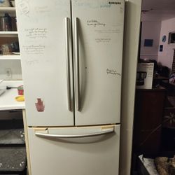 Refrigerator 4 Sale - to fix or four parts 