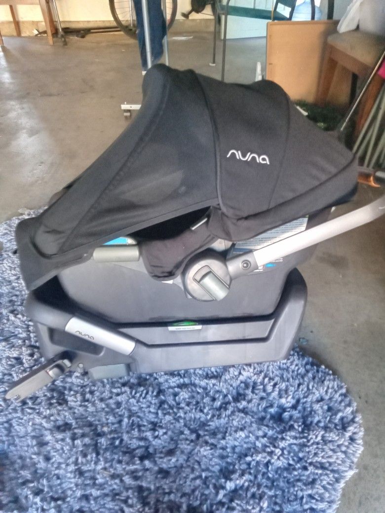 INFANT CAR SEAT WITH BASE