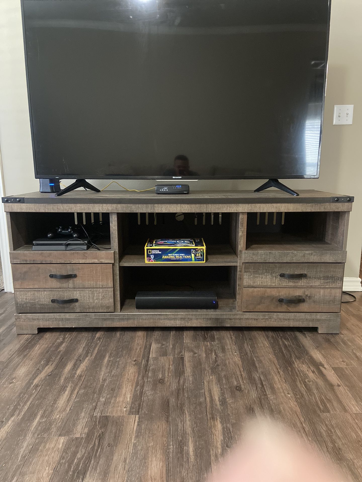 TV stand (Entertainment Center)