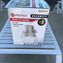 Utilitech Dusk To Dawn Area Light