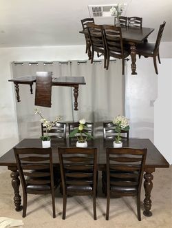 Dark Extendable Dining Table & 6 Chairs / Mesa de Extension y 6 Sillas