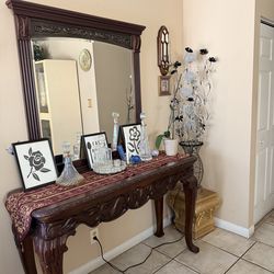 Entry table with mirror