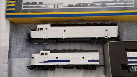 Metrolink ho scale train set lot