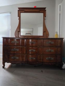 Dresser set
