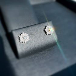 Vintage Art Deco Italy 18k white gold 0.35CTW natural diamond flower design stud earrings