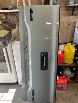 2018. Toyota Tacoma. Tail gate.