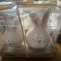 Adorable Easter Bunnies Salt & Pepper Shaker Sets – Brand New in Box