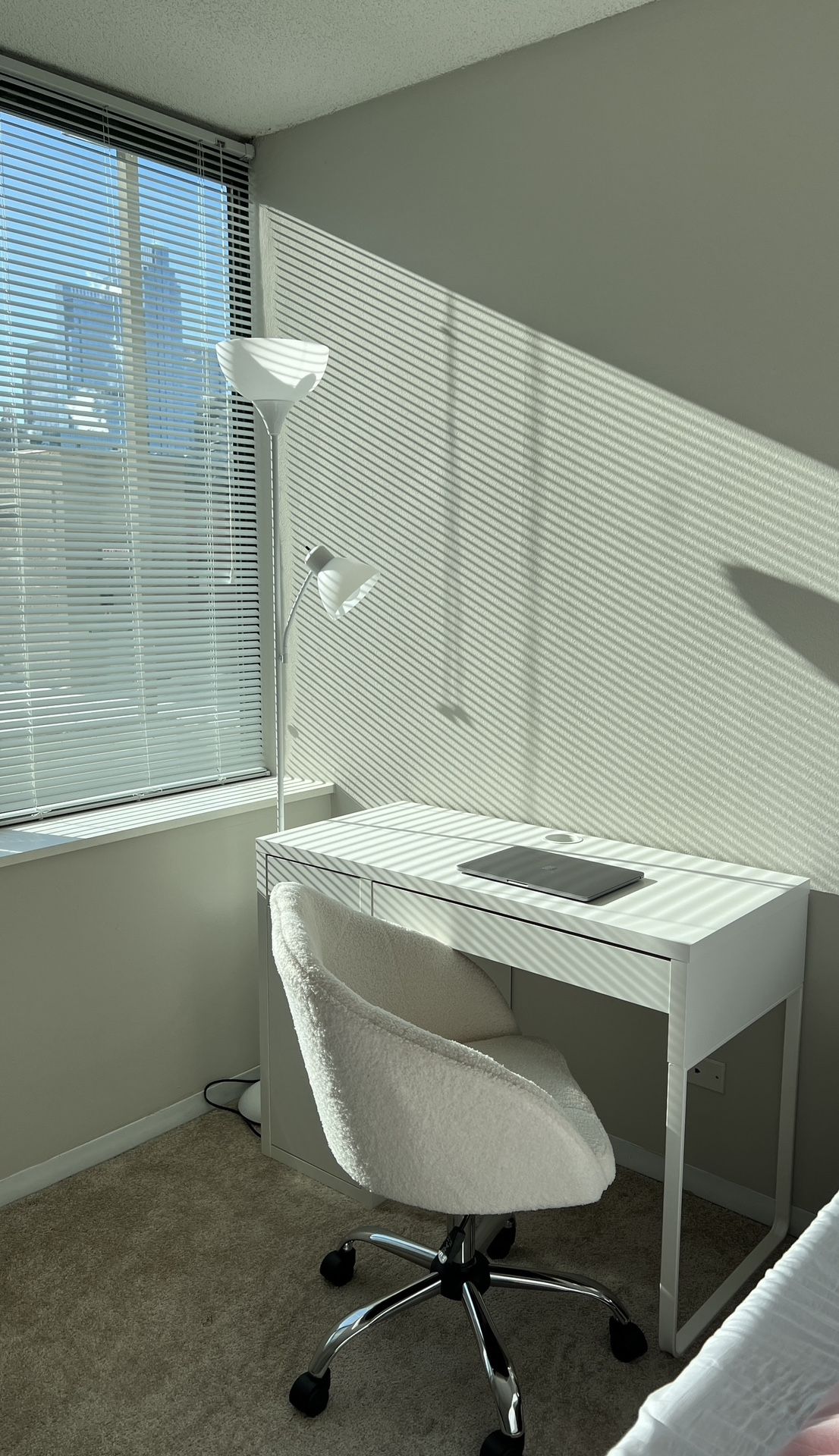 White Desk And White Chair 