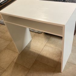 White Desk Table H30xL30xW15