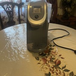 Cafetera brand KEURIC   color gris