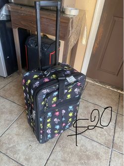 Excellent condition carry on suitcases