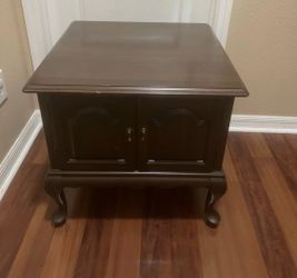 ETHAN ALLEN 'GEORGIAN COURT' CHERRY SIDE CABINET. Used in good condition with minor cosmetic blemishes. These blemishes are in the form of minor scrat