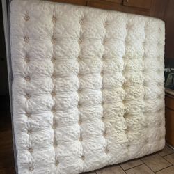 King Size Matress. Freeee READ THE AD FIRST 