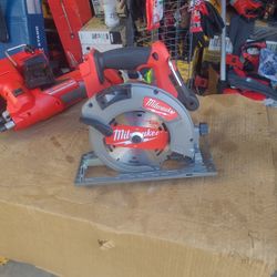 Milwaukee
M18 FUEL 18V Lithium-Ion Brushless Cordless 7-1/4 in. Circular Saw (Tool-Only)
