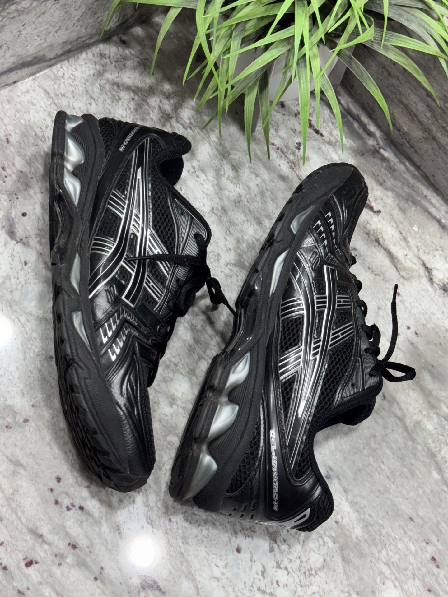 ASICS Gel Kayano 14 Black/Silver Size 12 Used